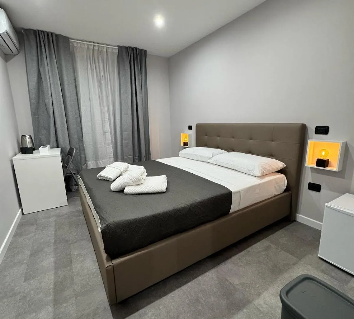 Atestar Rooms Napoli 0*, Naples